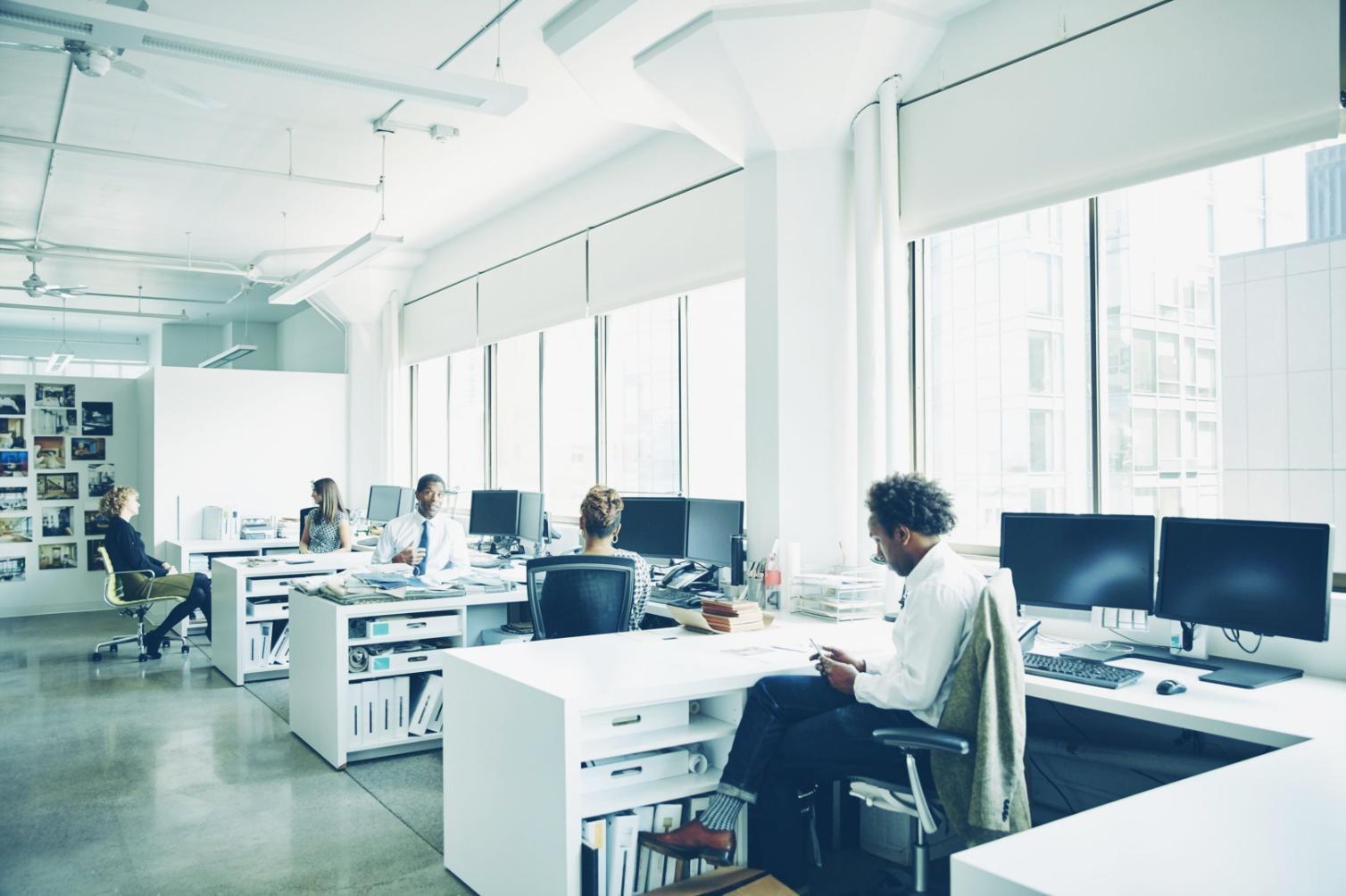 Dozent während einer interaktiven Online-Sitzung